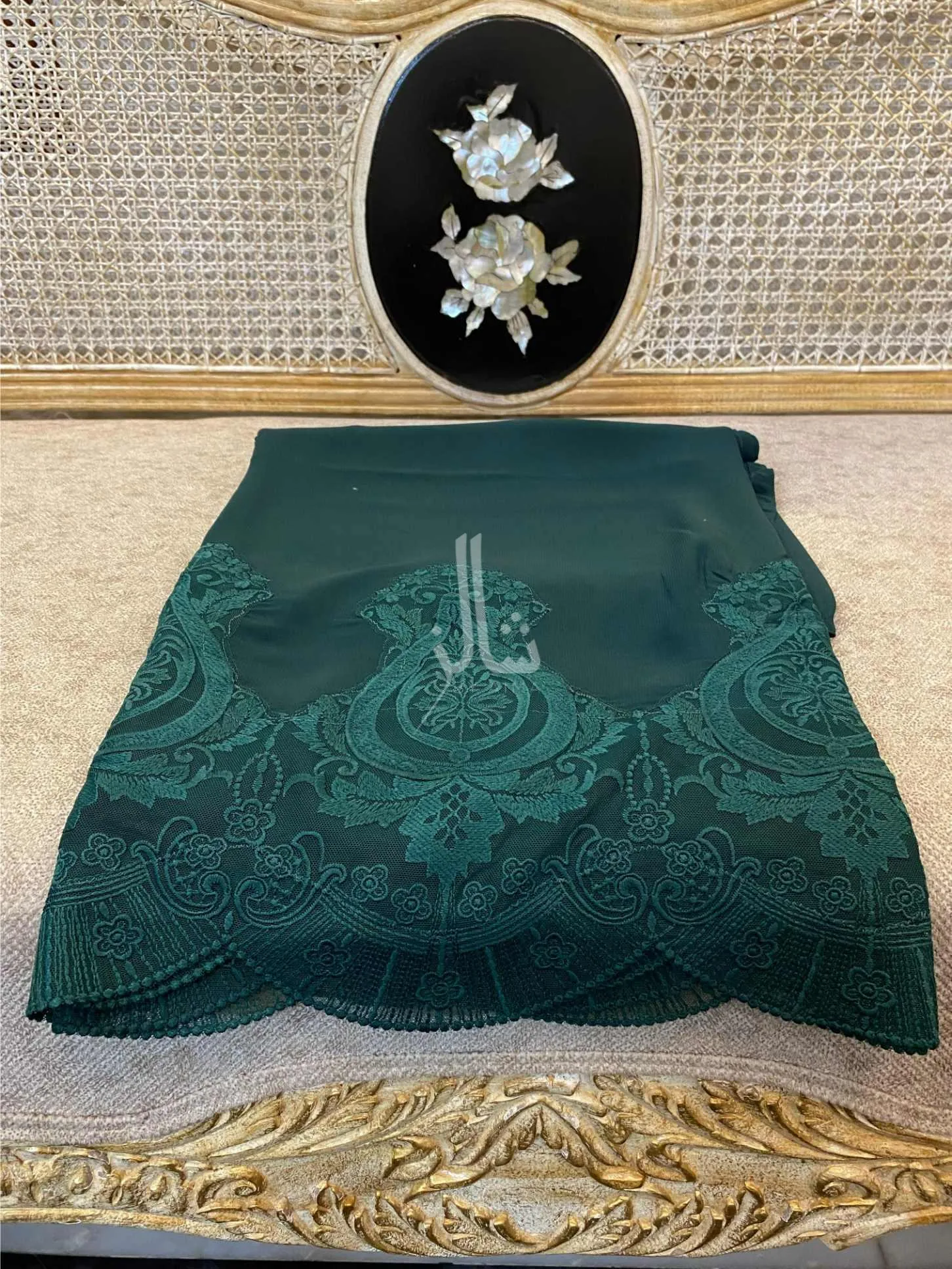 Elegant Broad Scallop Applique Beauty Shawl